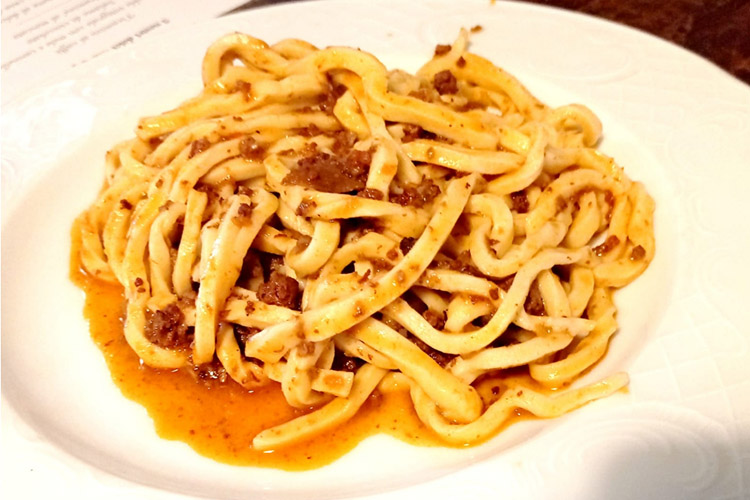 Osteria del Roggiolo - Spaghettoni tagliati al coltello con funghi e ragù copia.jpg