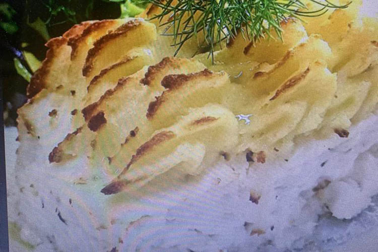 Branzino in crosta di gamberi e corona di patate.jpg