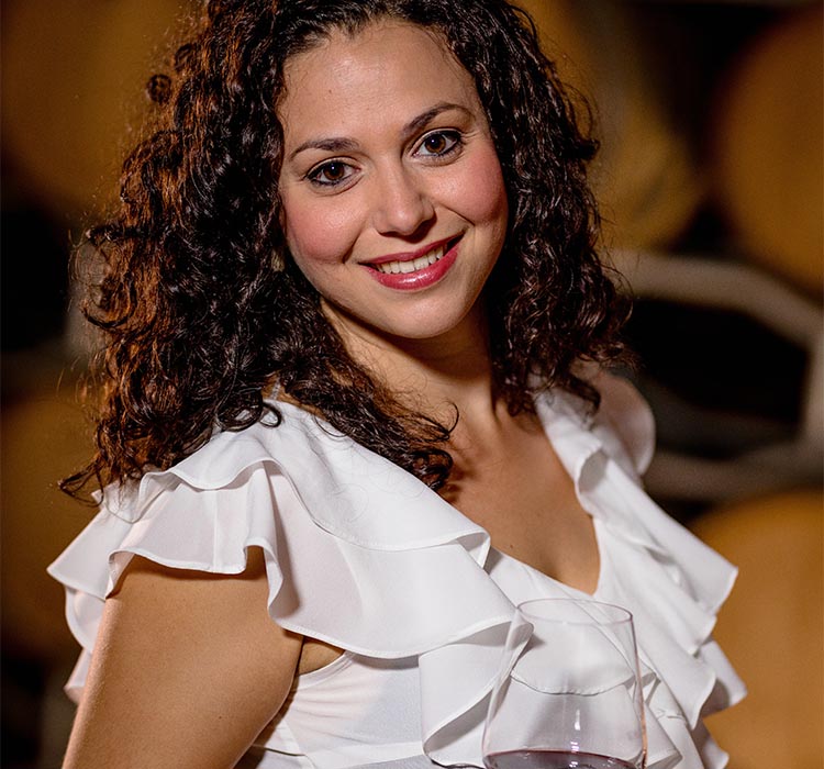 Catia Vaccaro con calice copia.jpg