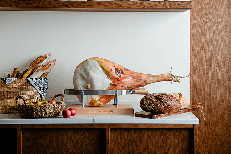 Consorzio-Prosciutto-San-Daniele_intero in cucina copia.jpg