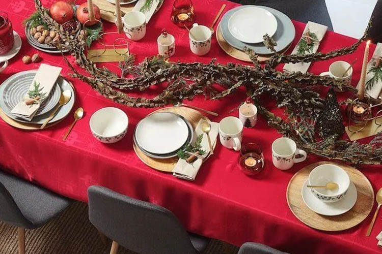 tavola-di-natale-rossa.jpg