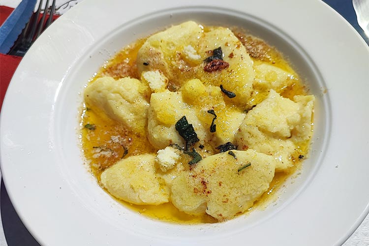 posta-gnocchi di patate, farina e uova.jpg