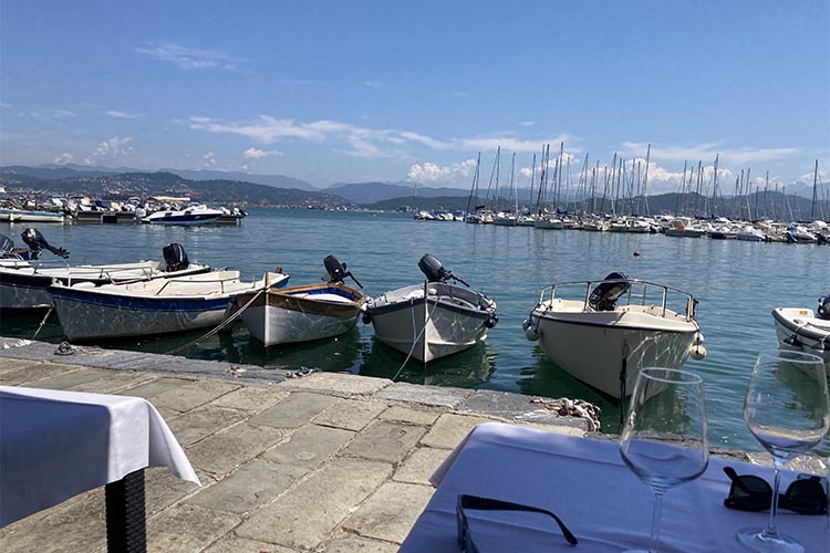 tavoli sull acqua.jpg