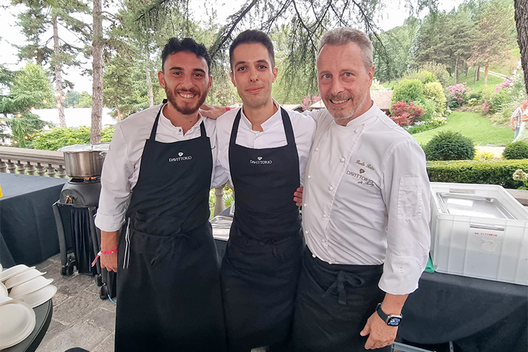 Street Food Foto 2 Paolo Rota chef Da Vittorio il primo a destra__ con la sua brigata.jpg