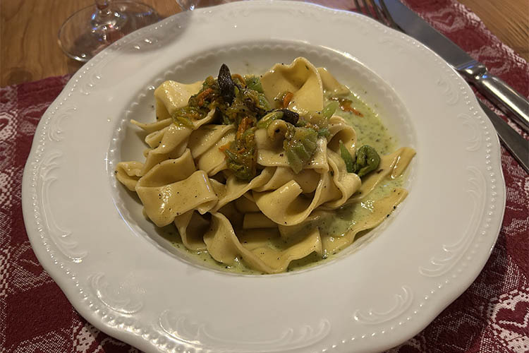 P-Tagliatelle con crema di zucchine e fiori di zucca copia.jpg