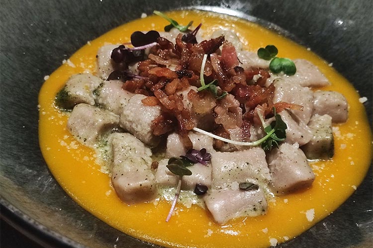 juma-gnocchi di castagne su vellutata di zucca e lardo croccante.jpg