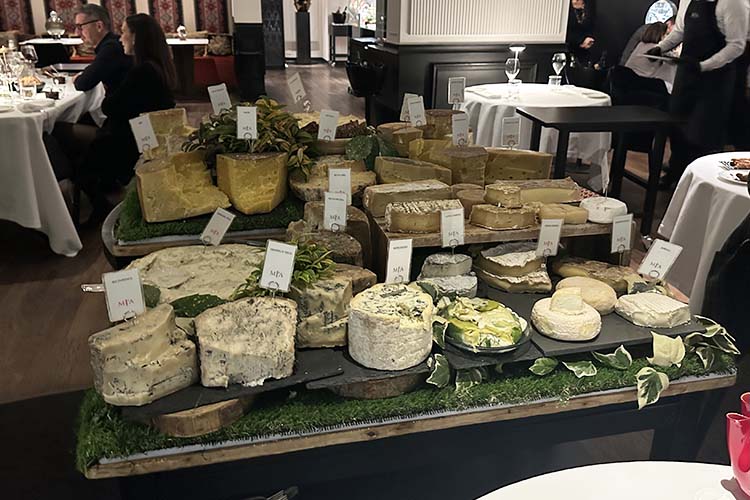 carrello formaggi.jpg