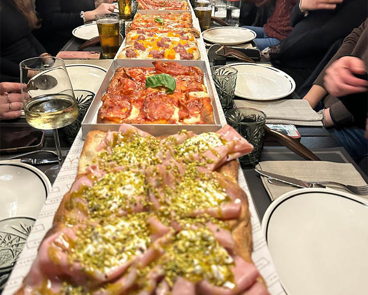 pizza lunghissima.jpg