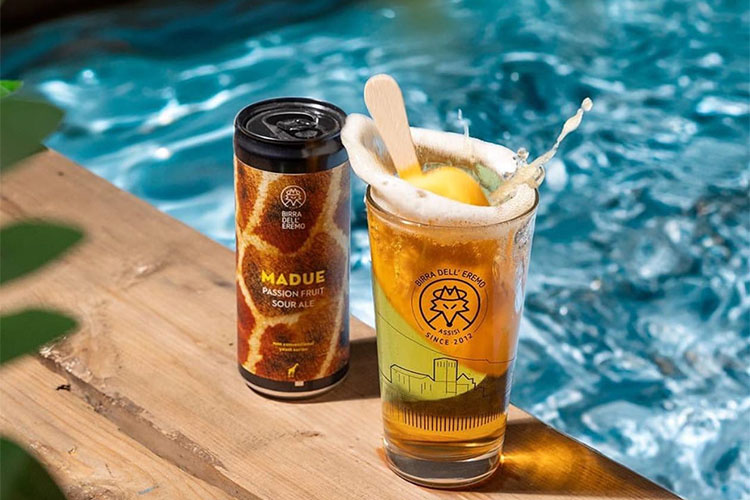 madue con bicchiere.jpg