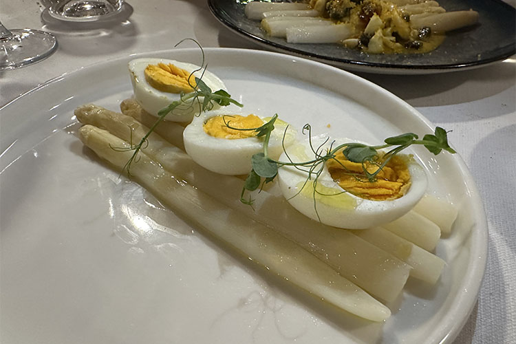 asparagi con uova sopra.jpg