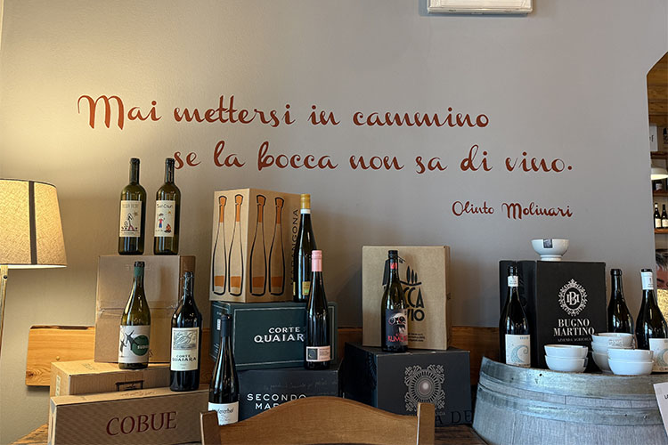 parete e bottiglie.jpg