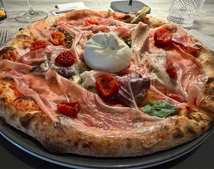 pizza crudo e burrata.jpg