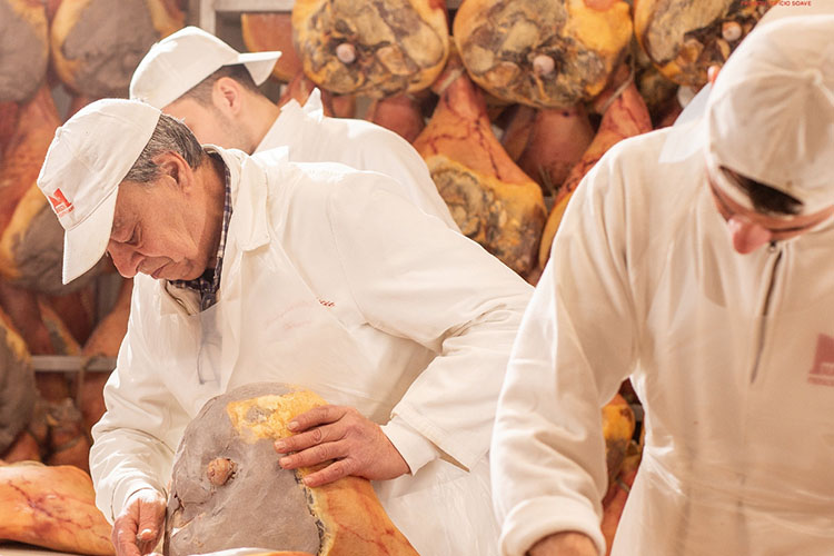 lavorazione artigianale.jpg