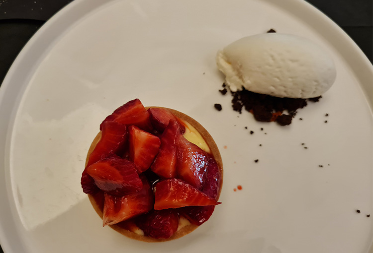 Frolla, crema pasticcera e fragole con gelato copia.jpg