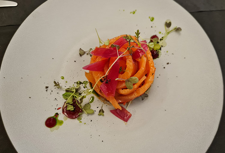 Salmone marinato, caponata di ceci e cipolle al lampone copia.jpg