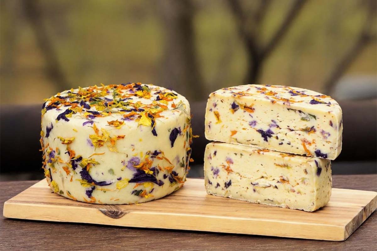 formaggio affinato fiori.jpg