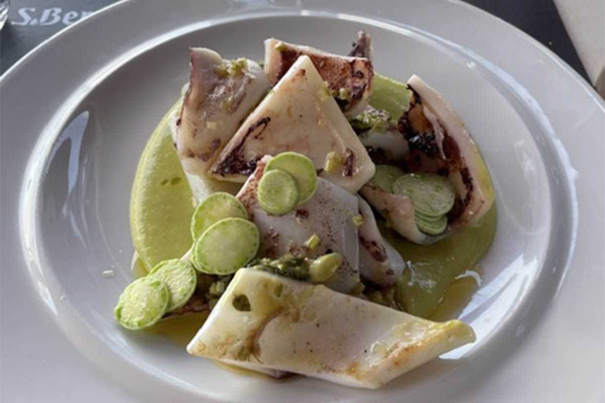 calamari alla brace, trombette e salmoriglio di erbe ligure.jpg