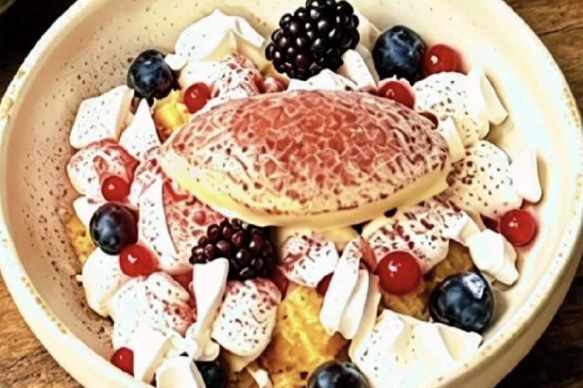 Pavlova con frutti rossi.jpg