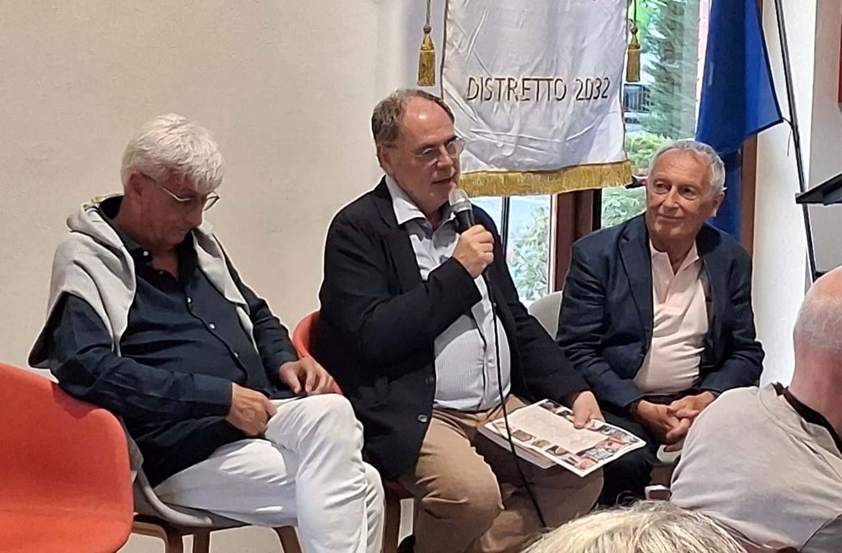 con gli autori.jpg