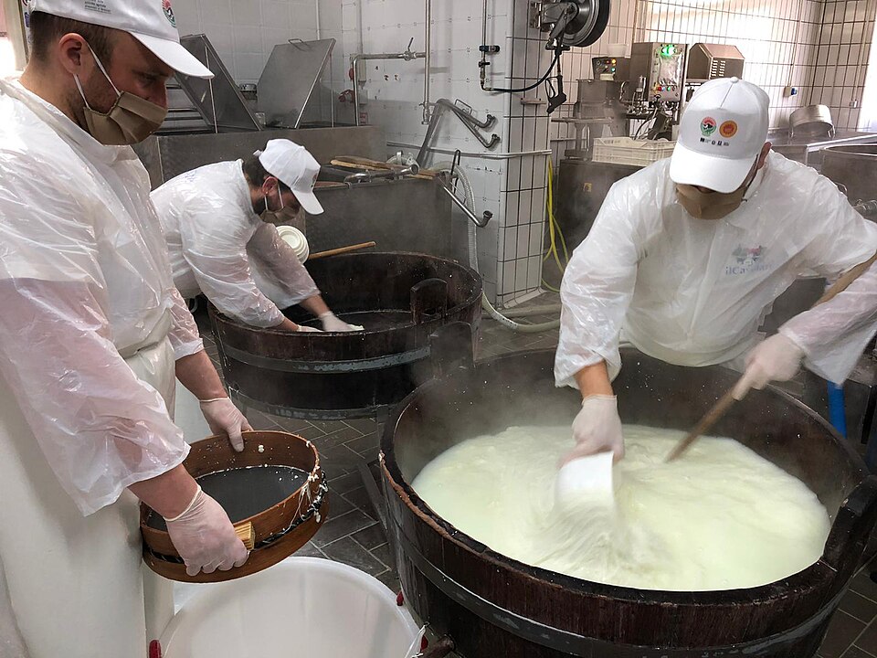960px-Filatura_Mozzarella_Bufala.jpg