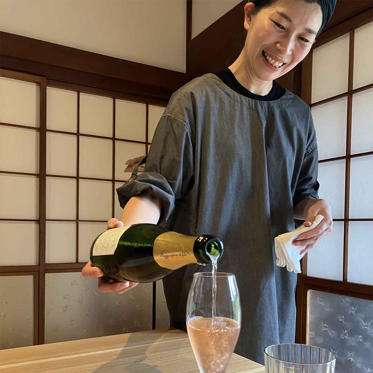 5 lei serve vino copia.jpg