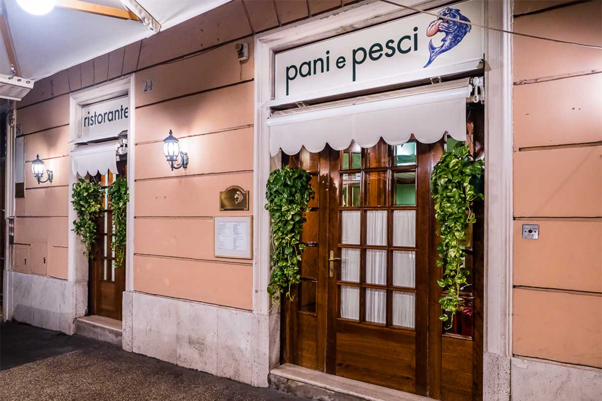 pani-e-pesci-esterno.jpg