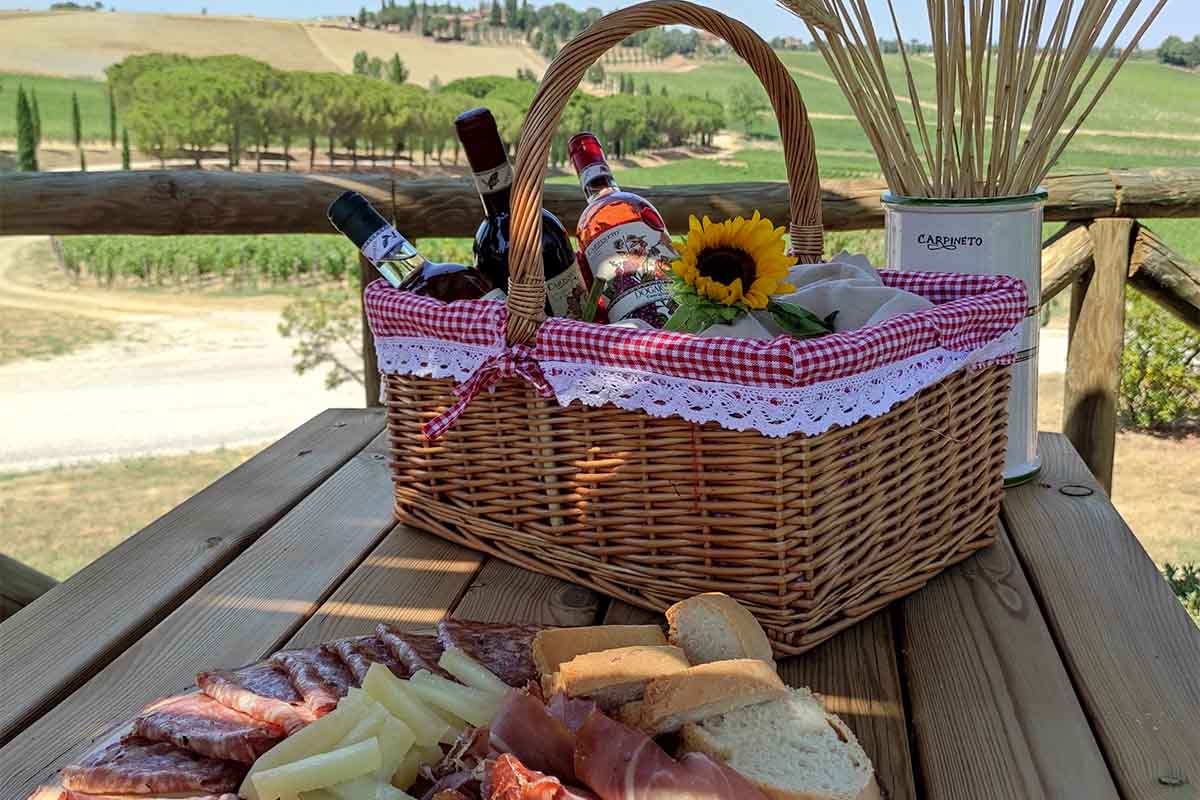 Carpineto_ pic nic con tagliere e cesto copia.jpg