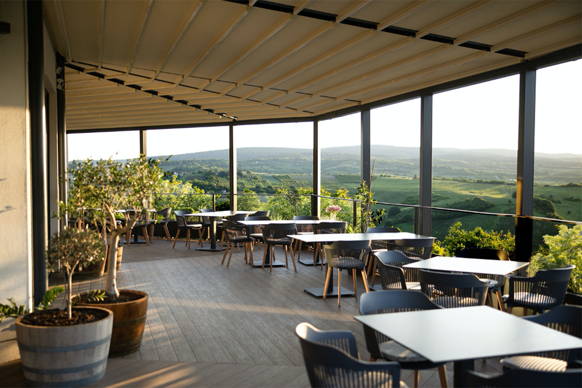Vista sulla Fruška Gora dalla terrazza della Pećina Stroga..png