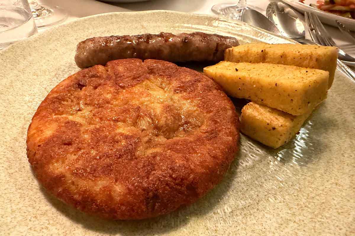frico con polenta e salsiccia.jpg
