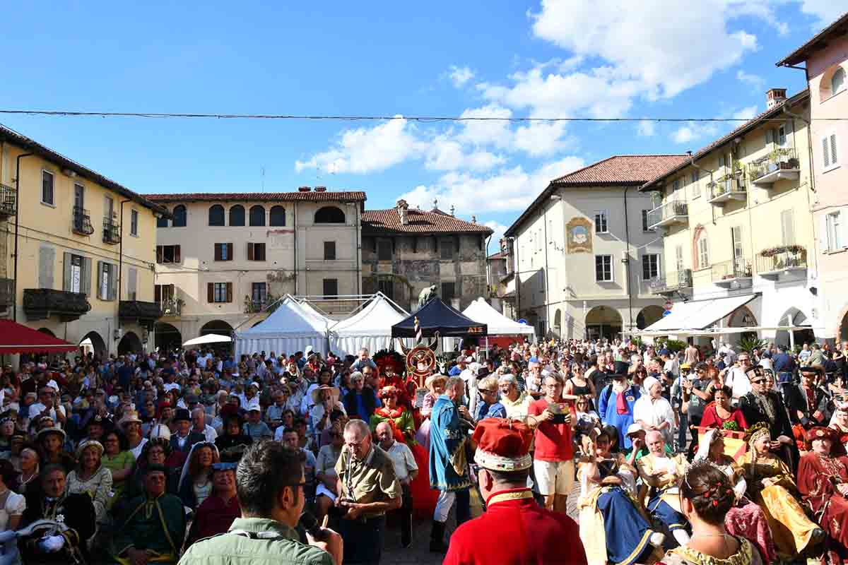 gente in piazza.jpg