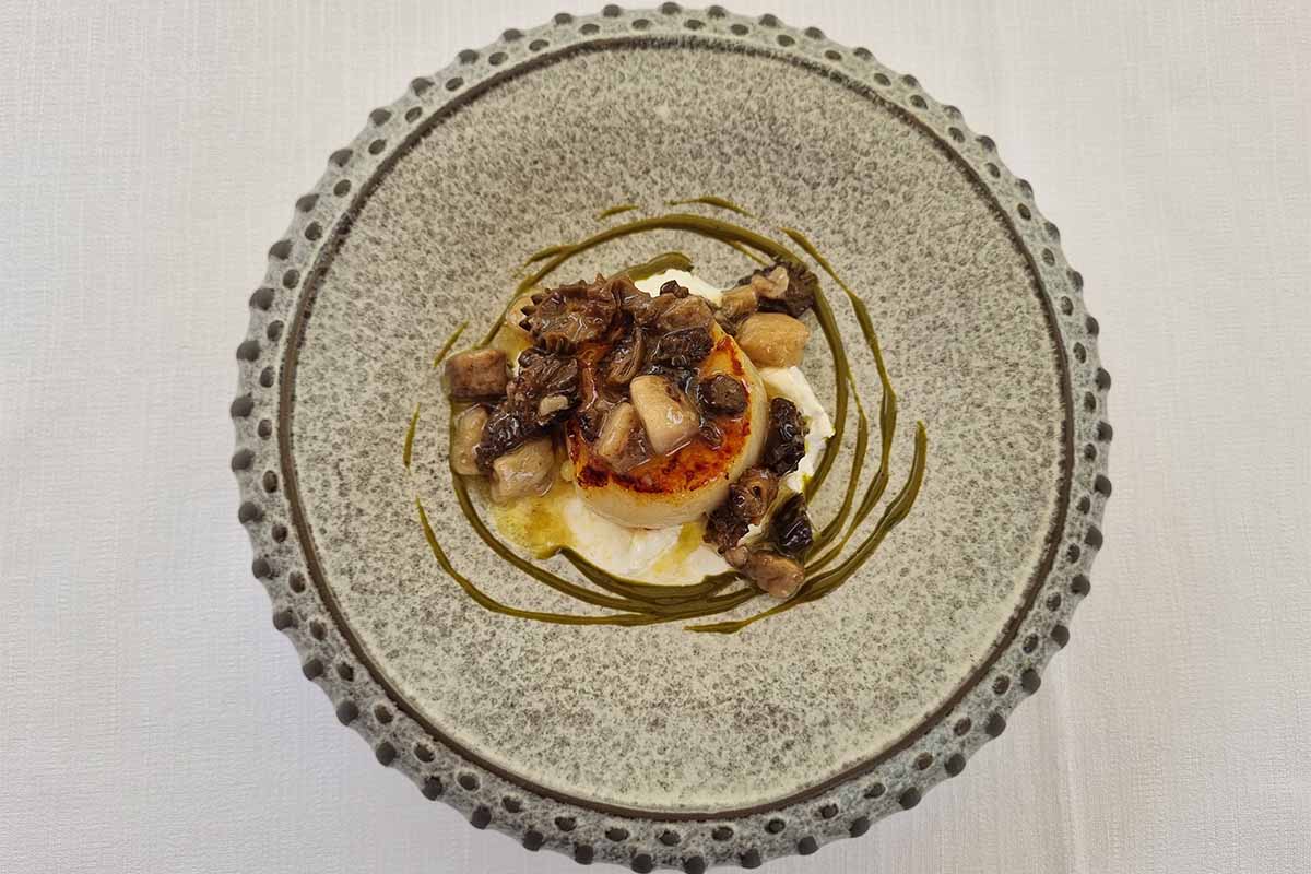 Capesante arrosto, midollo, spugnole, burrata e olio al pistacchio Sorriso Luglio 2026 copia.jpg