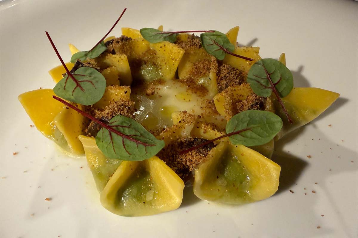 saccottini al pesto su crema di patate, lumache brasate e pane aromatizzato.jpg