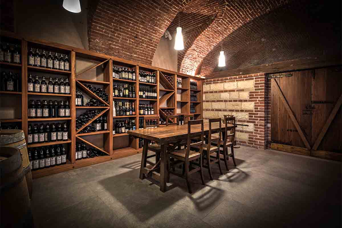 faletta-tavolo-cantina.jpg